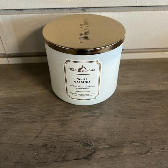 Bath & Body Works White Gardenia 3 Wick Candle. NWT! - Picture 1 of 3